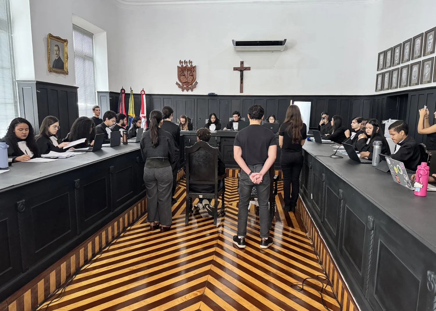 Estudantes da UFPB durante o júri simulado A Cruz da Menina no plenário do TJPB