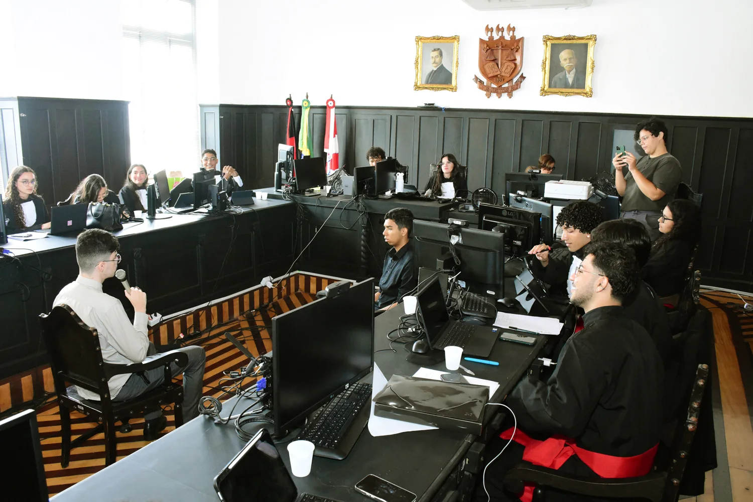 Estudantes participam da simulação de Romeu e Julieta no plenário histórico do TJPB